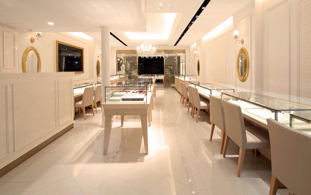 上品な空間で結婚指輪と婚約指輪を選ぶイメージ