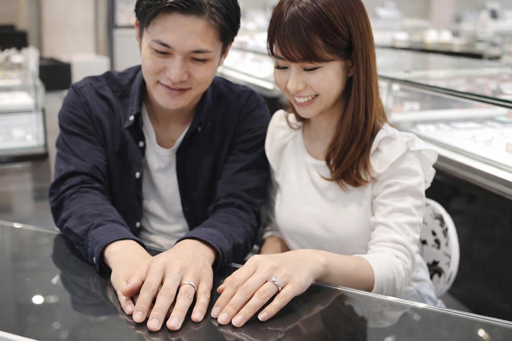 着け心地を比較する様子